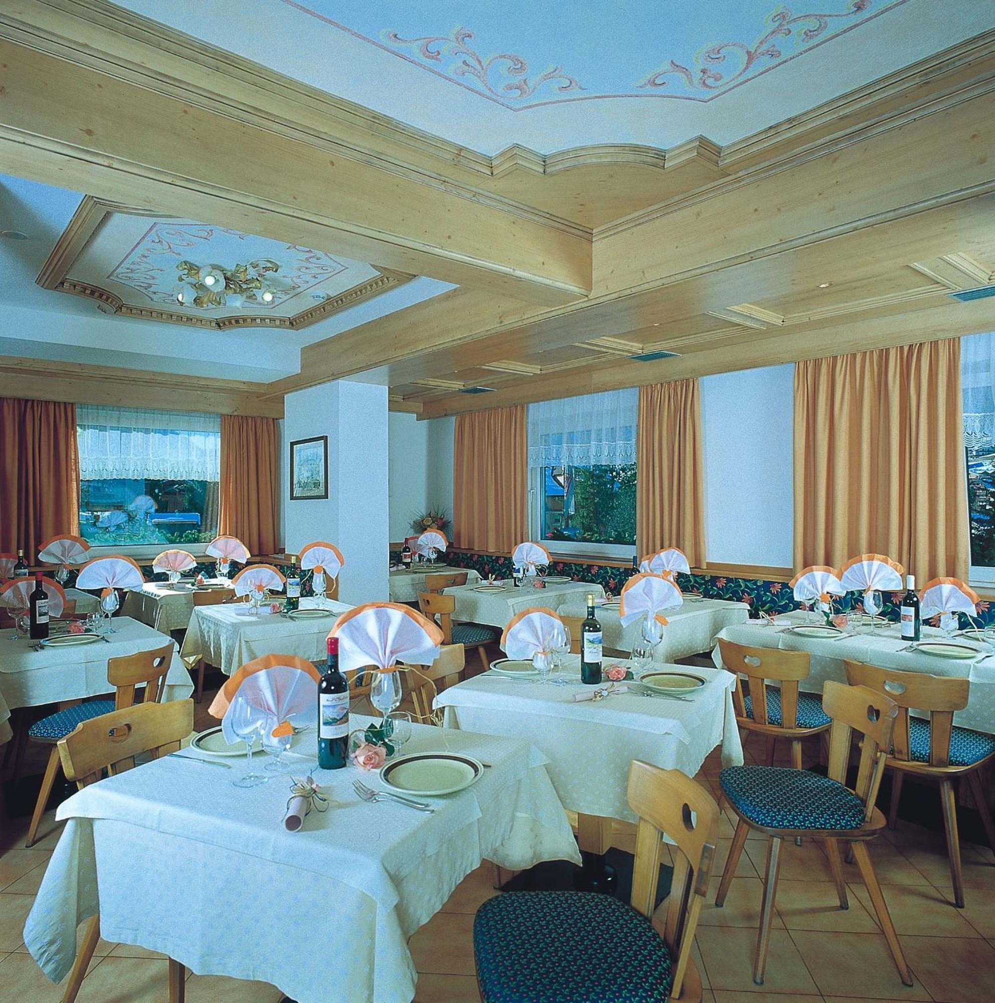 Hotel Zirmes Moena Ngoại thất bức ảnh